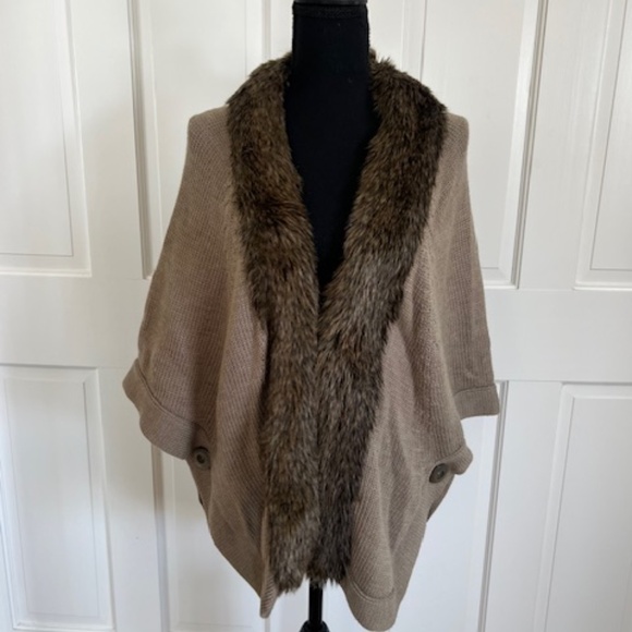 Coldwater Creek Greige Merino Wool Knit Wrap with Faux Fur Trim Size XS/SM - Picture 2 of 9